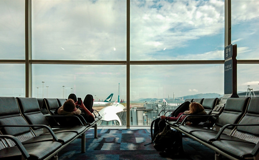 Une salle d'attente d'aéroport avec vue sur les avions à l'extérieur.