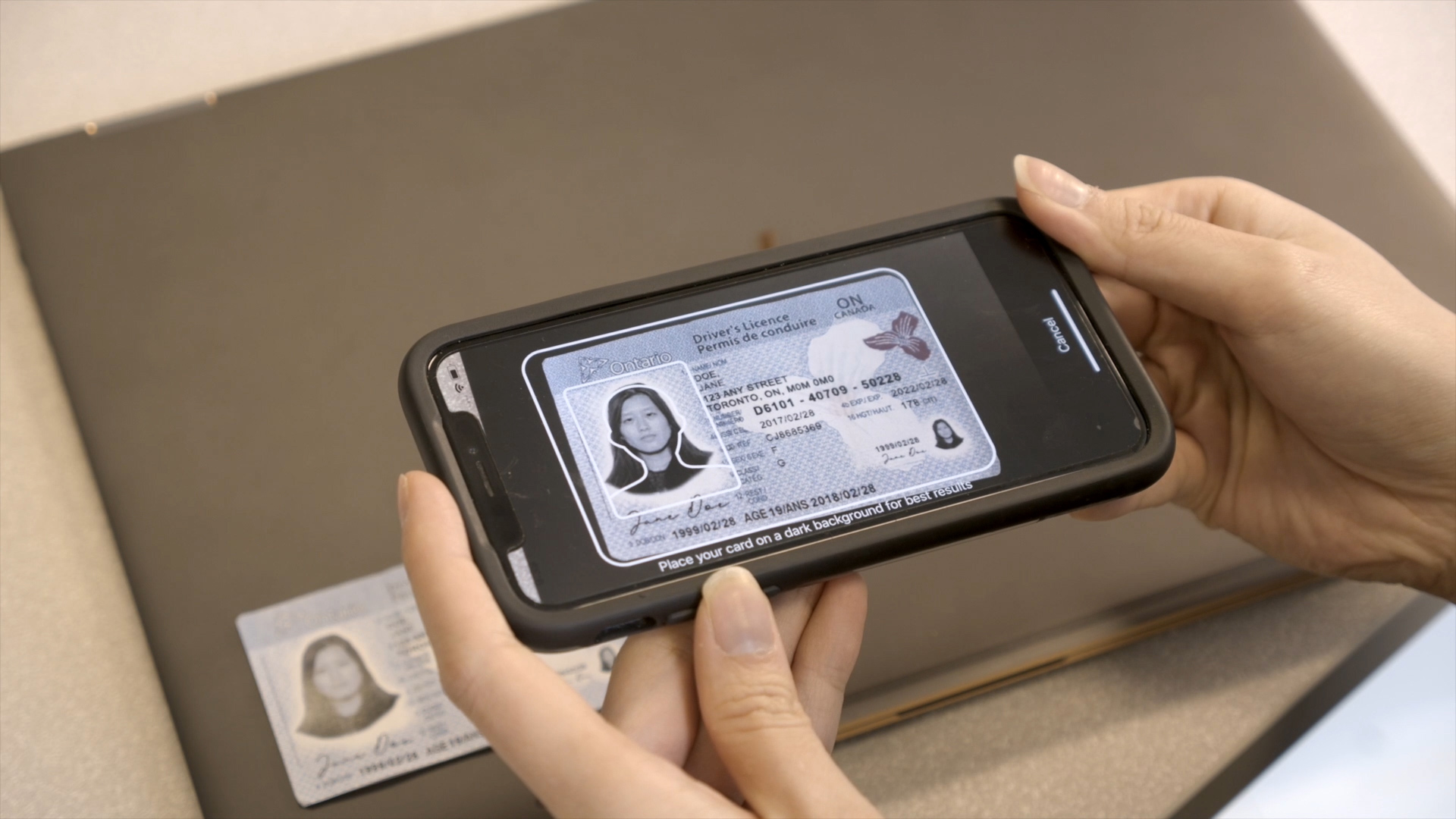 Scanner la carte d'identité d'un permis de conduire avec un téléphone portable.